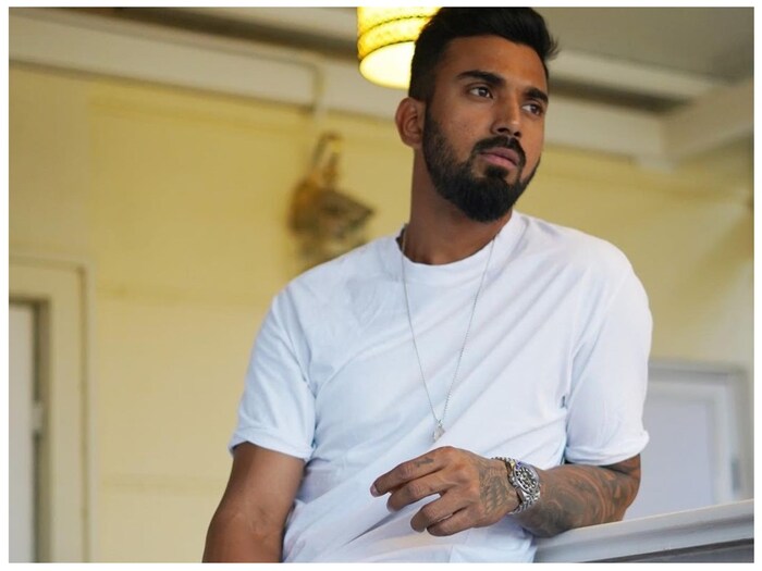 टीम इंडियाच्या या ओपनिंग बॅट्समनला महागडी घड्याळं वापरण्याचीही आवड आहे. त्यात 27 कोटी रुपयांच्या रोलेक्स वॉचचा समावेश आहे. 