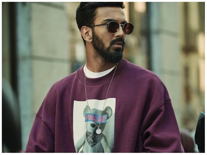  लोकेश राहुल वापरत असलेले कपडे हे मोठमोठ्या ब्रँड्सचे आणि महागडे आहेत.