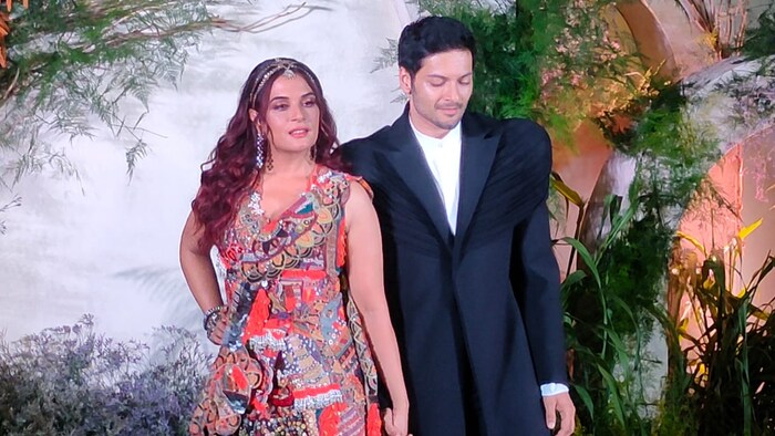  या जोडप्याने मुंबईत आपल्या सेलिब्रेटी मित्रांसाठी ग्रँड वेडिंग रिसेप्शन ठेवलं होतं. ज्यामध्ये अनेक सेलिब्रिटींनी हजेरी लावली होती. कार्यक्रमापूर्वी अली आणि रिचाने कॅमेऱ्यांसमोर पोजही दिल्या.
