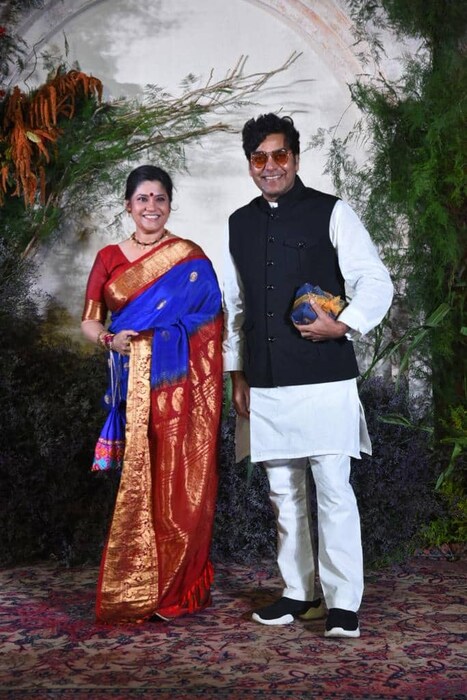 आशुतोष राणा पत्नी रेणुका शहाणेसोबत अली फजल आणि रिचा चढ्ढा यांच्या रिसेप्शनला पोहोचले होते. 