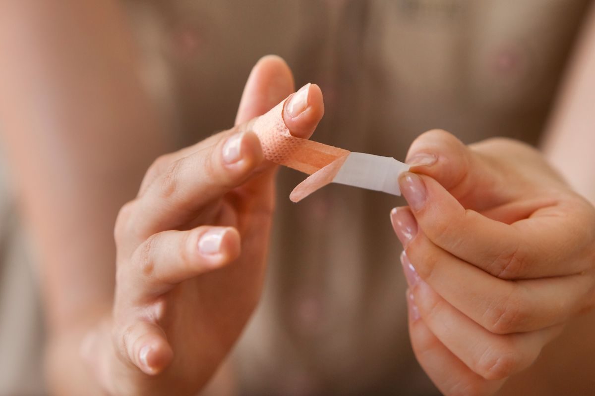 जखमेवर बँडेज पट्टी लावताना अशी घ्या काळजी, अन्यथा संसर्ग पसरू शकतो