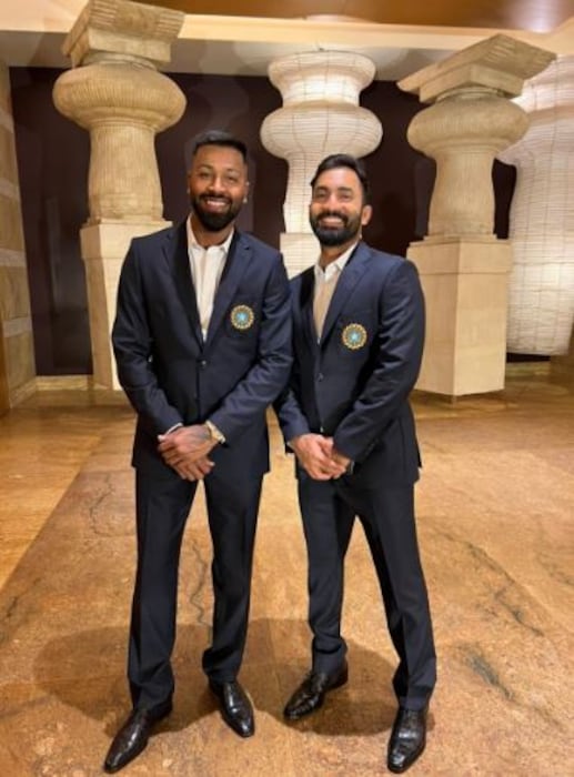 आणखी एक फोटो सोशल मीडियात दिसतोय तो म्हणजे कुंग फू पंड्या अर्थात हार्दिक पंड्याचा. या फोटोत पंड्या आणि त्याच्या जोडीला दिनेश कार्तिकही आहे.