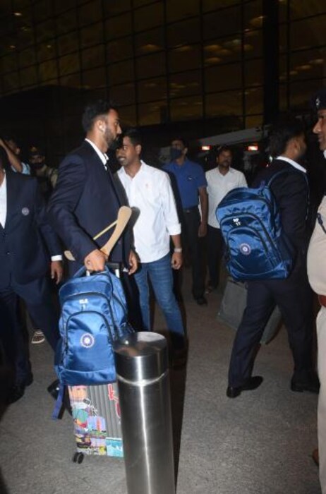 टीम इंडियाचा उपकर्णधार लोकेश राहुलही एअरपोर्टवर कॅमेऱ्यात कैद झाला.