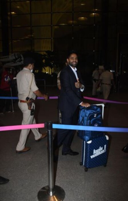 टीम इंडियाचा धडाकेबाज फलंदाज सूर्यकुमार यादव एअरपोर्टवर