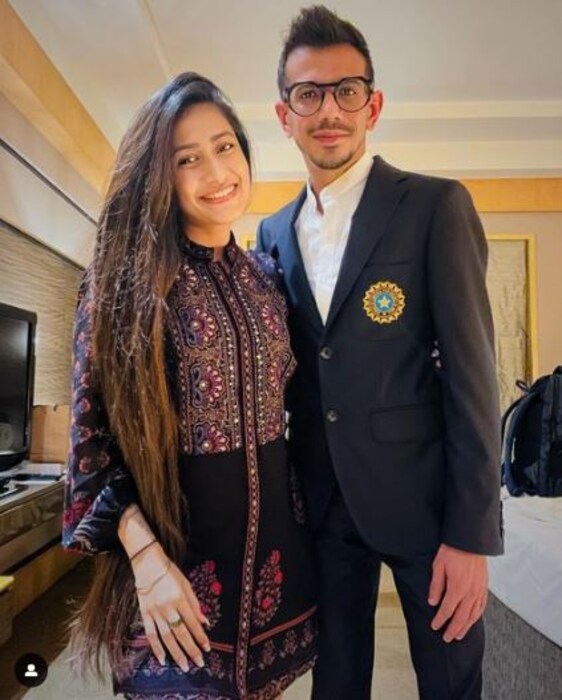 टीम इंडियाचा अनुभवी लेग स्पिनर युजवेंद्र चहलनं आपली पत्नी धनश्री वर्मासोबतचा फोटो शेअर केला आहे. धनश्रीनं चहलसह टीम इंडियाला वर्ल्ड कप मोहिमेसाठी शुभेच्छा दिल्या आहेत.