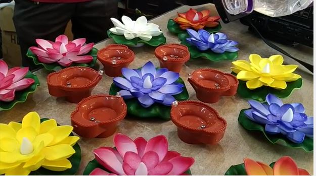 या दिव्यांचे वैशिष्ट्य म्हणजे हे फक्त पाण्याने जळतात, ज्याला कोणत्याही प्रकारचे तेल किंवा वीज लागत नाही. सेन्सर दिव्याचे वैशिष्ट्य म्हणजे तो प्लास्टिकचा बनलेला आहे.