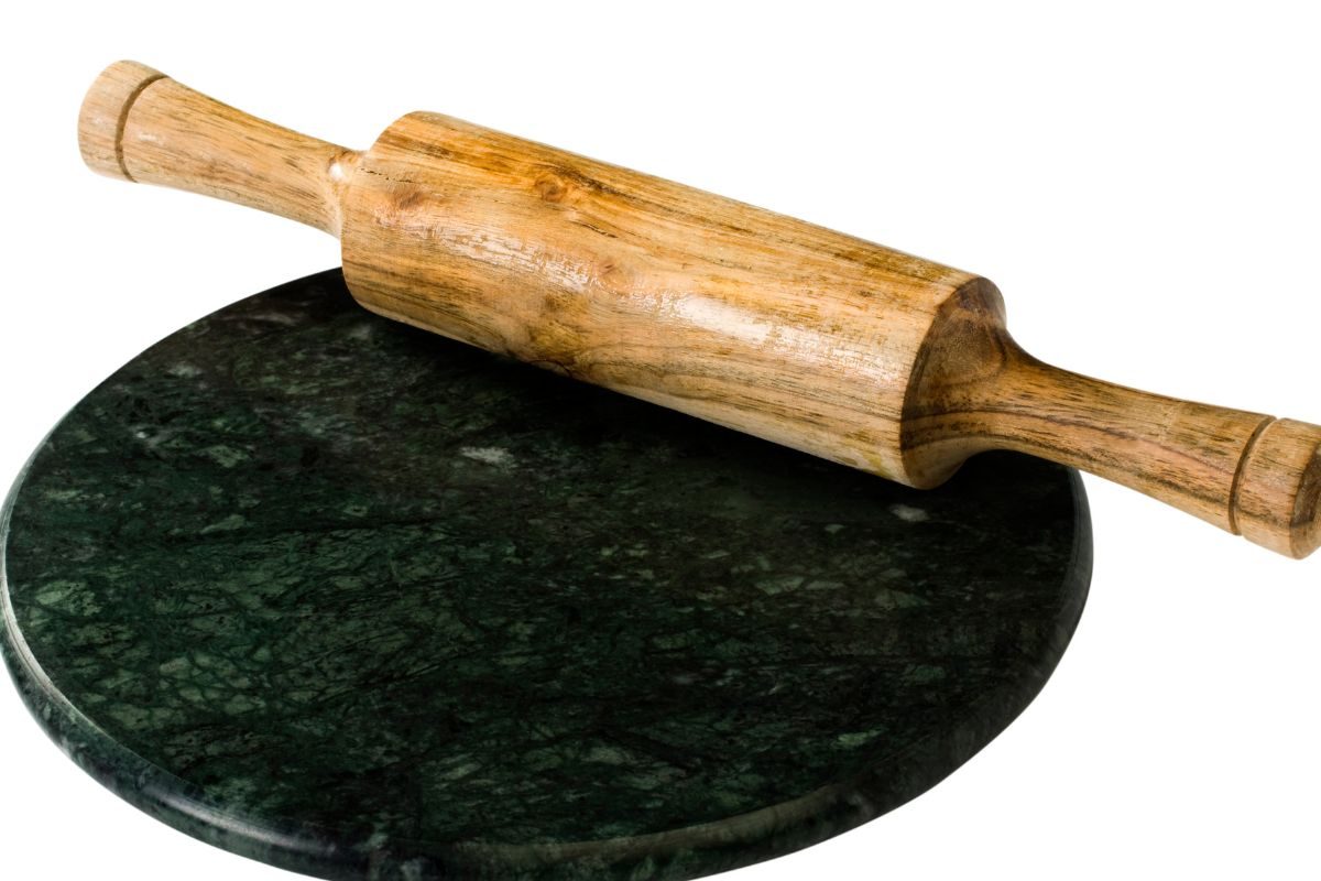 पोळी लाटण्याव्यतिरिक्त पोळपाट-लाटण्याचा या 4 कामांमध्ये करता येतो स्मार्ट उपयोग