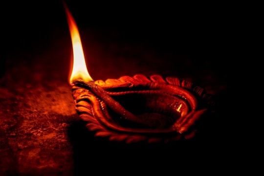 दिवा विझणं खरंच अपशकुन आहे का? पूजा करताना या गोष्टींची काळजी घ्या