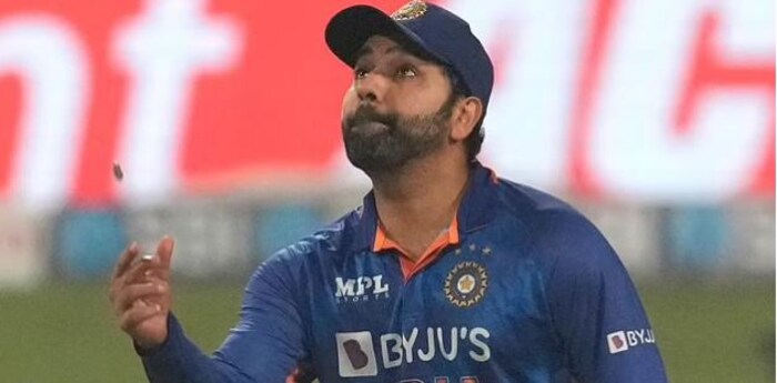 टीम इंडियाचा माजी कर्णधार महेंद्रसिंग धोनीनं 2007 ते 2016 दरम्यान 6 वर्ल्ड कप स्पर्धांमध्ये 33 सामने खेळले होते. त्यामुळे रोहित 23 ऑक्टोबरला जेव्हा टॉस करण्यासाठी मैदानात उतरेल तेव्हा तो धोनीचा सर्वाधिक टी20 वर्ल्ड कप सामने खेळण्याचा विक्रम मोडीत काढेल.