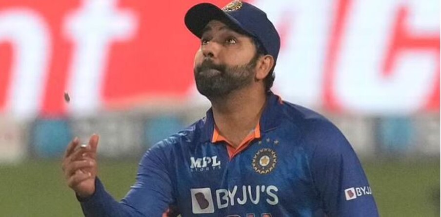 टीम इंडियाचा माजी कर्णधार महेंद्रसिंग धोनीनं 2007 ते 2016 दरम्यान 6 वर्ल्ड कप स्पर्धांमध्ये 33 सामने खेळले होते. त्यामुळे रोहित 23 ऑक्टोबरला जेव्हा टॉस करण्यासाठी मैदानात उतरेल तेव्हा तो धोनीचा सर्वाधिक टी20 वर्ल्ड कप सामने खेळण्याचा विक्रम मोडीत काढेल.