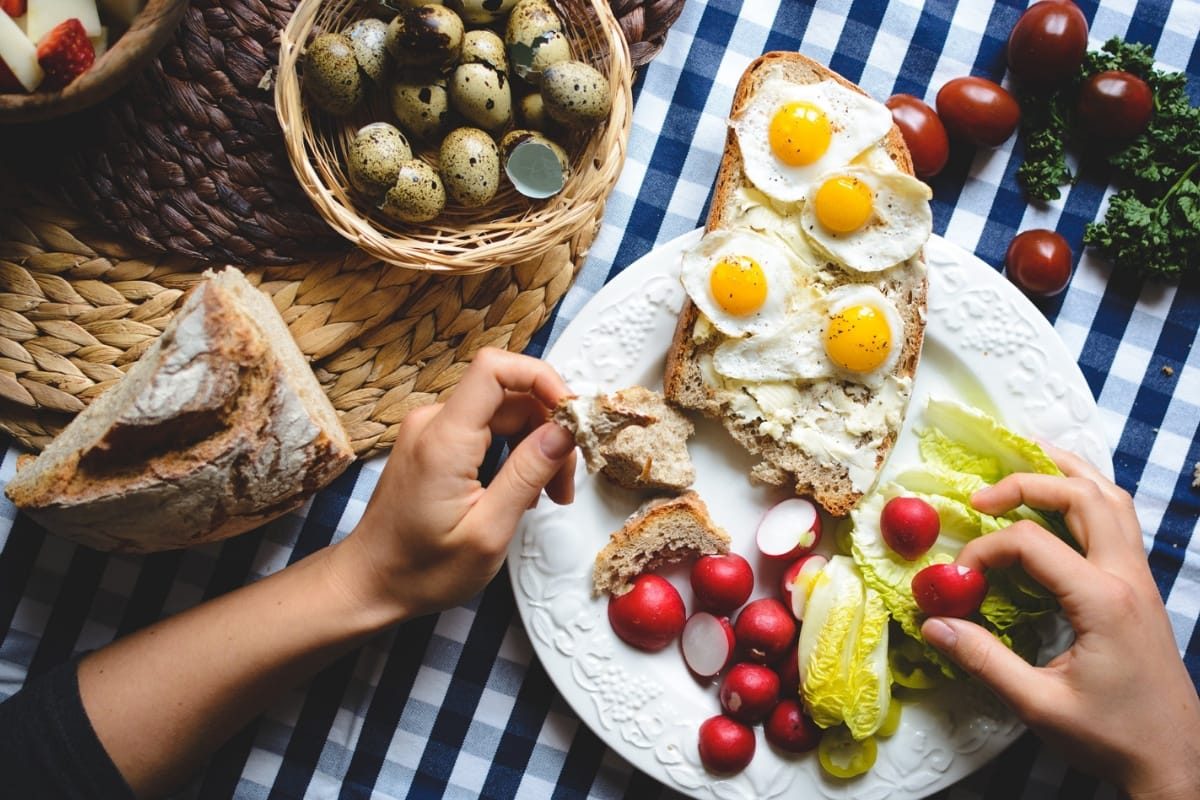 डायबिटीजच्या रुग्णांनी नाश्त्यात अंड्यांसोबत हे 4 पदार्थ खावेत; शुगर राहील नियंत्रणात