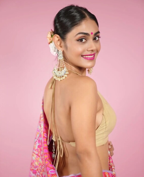  परंतु बिग बॉसच्या घरात अद्याप एव्हिक्शन झालेलं नव्हतं. दुसऱ्या आठवड्यामध्ये आता पहिलं एव्हिक्शन पाहायला मिळालं आहे. 