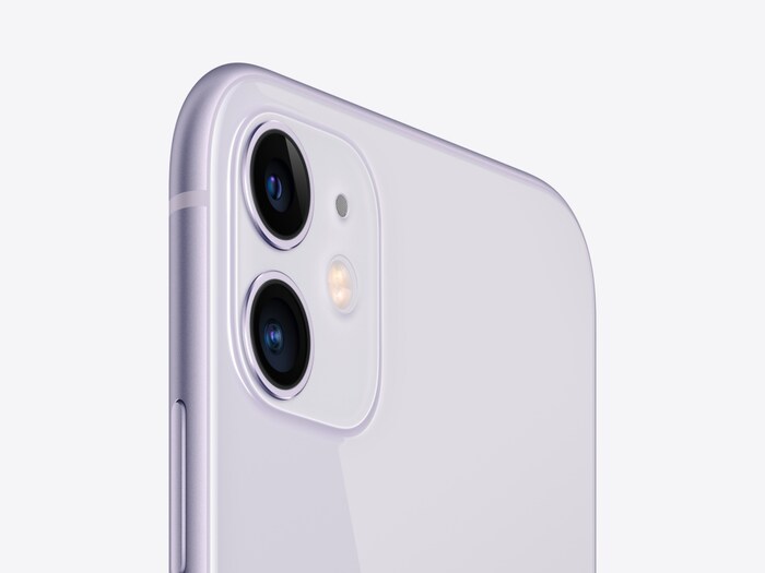 Flipkart दिवाळी सेलमध्ये iPhone 11 सुमारे 17,000 रुपयांच्या किमतीत खरेदी करता येईल. ही किंमत बँक ऑफर आणि एक्सचेंज ऑफर नंतर आहे हे लक्षात ठेवायला हवं. Apple iPhone 11 (Red) 4GB, 64GB स्टोरेज 9,910 रुपयांच्या सवलतीनंतर 33,990 रुपयांना सूचीबद्ध केलं गेलं आहे.