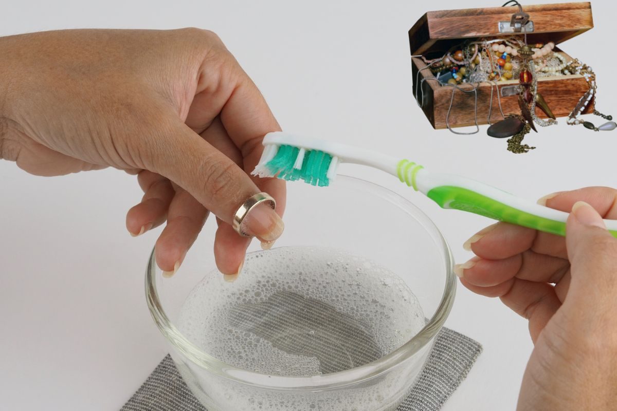 दिवाळीपूर्वी तुमचे जुने दागिने दिसतील नव्यासारखे, स्वच्छ करण्याच्या या सोप्या टिप्स पहा