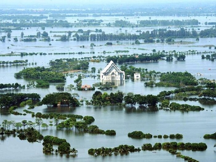 थायलंडमध्ये अलीकडेच आठ दक्षिणेकडील प्रांतांमध्ये पुराचा इशारा देण्यात आला आहे. आधीच पुराचा सामना करत असलेल्या भागांसाठी या शनिवार व रविवार मुसळधार पाऊस एक मोठी धोक्याची घंटा आहे. देशातील 40 टक्के प्रांत आधीच पुरामुळे बुडाले आहेत. गेल्या महिन्यापासून मुसळधार पाऊस आणि उष्णकटिबंधीय वादळांमुळे, देशातील 77 पैकी 59 प्रांत याच्या विळख्यात आले आहेत. तर साडेचार लाख घरे बाधित झाली आहेत. (प्रतिक छायाचित्र: विकिमीडिया कॉमन्स)
