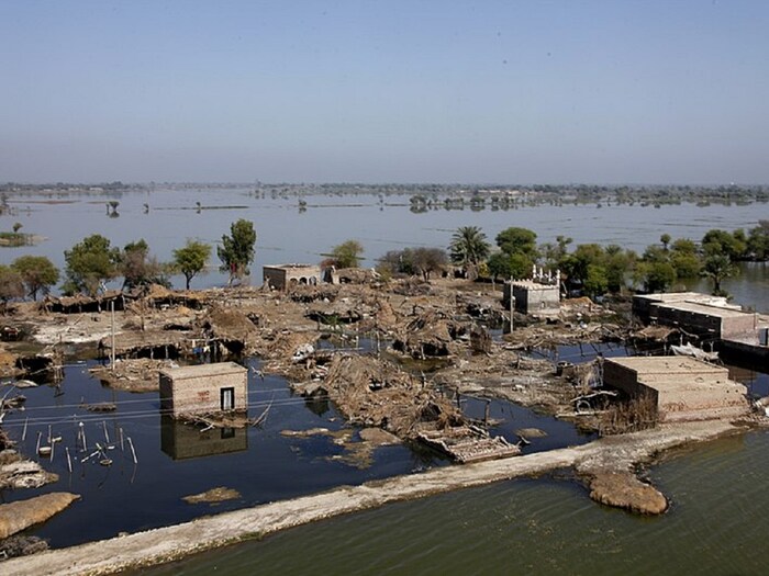 आपला शेजारी देश पाकिस्तानची अवस्थाही पूरपरिस्थितीमुळे वाईट झाली आहे. या वर्षी जूनमध्ये तेथे आलेल्या भीषण पुरात 1700 हून अधिक लोकांचा बळी गेला आहे. पाकिस्तानच्या इतिहासातील हा सर्वात भीषण पूर आहे, ज्याचा प्रभाव अजूनही दिसत आहे. तिथले लोक अजूनही सावरण्याचा प्रयत्न करत आहेत. मान्सूनच्या पावसात हिमनद्या अचानक वितळणे हे या पुराचे कारण असल्याचे सांगितले जात आहे. या सर्व घटना हवामान बदलाशी संबंधित आहेत. (प्रतिक छायाचित्र: विकिमीडिया कॉमन्स)