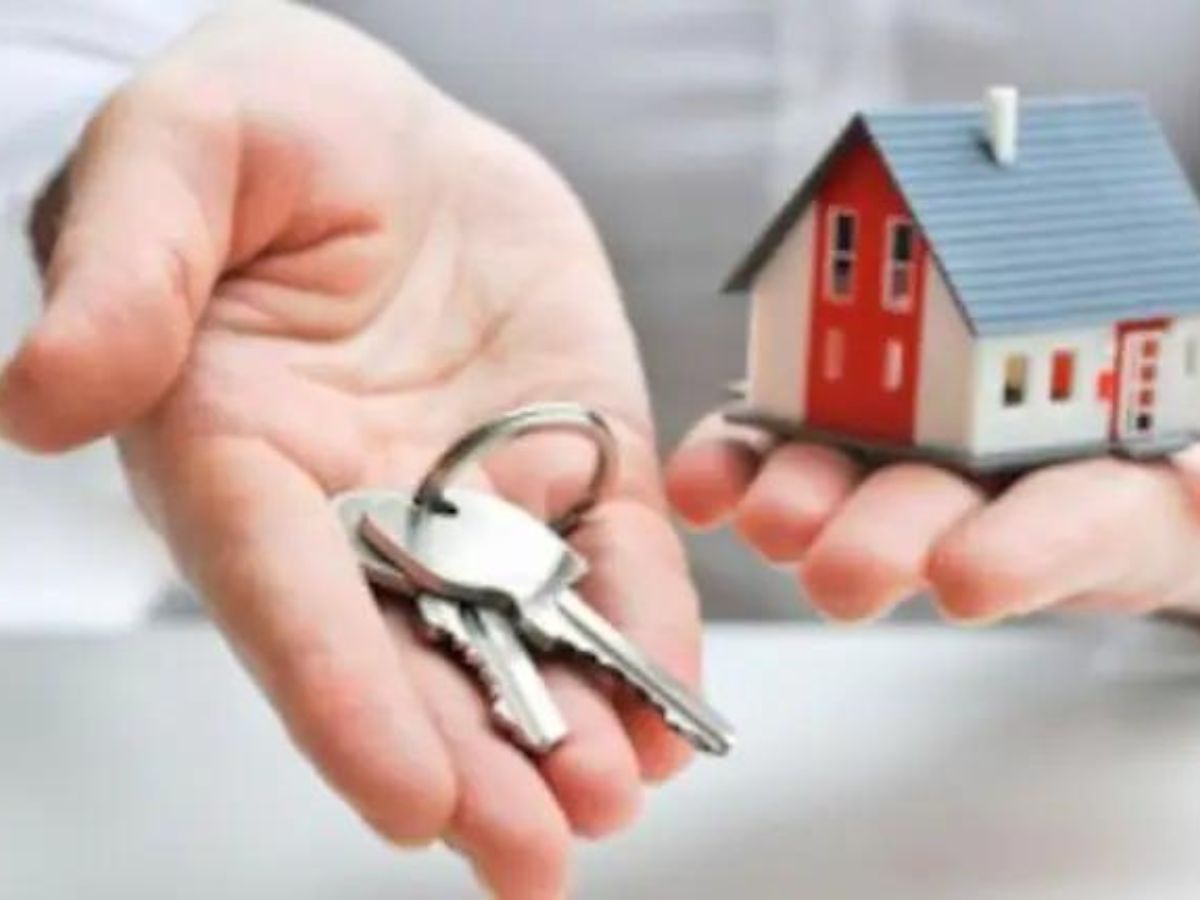 मुंबई : घर घ्यायचं किंवा रिन्यू करायचं असेल त्यासाठी आवश्यक असलेल्या पैशांची चणचण असेल तर आपल्याला बँकेतून पैसे घ्यावे लागतात. रिझर्व्ह बँक ऑफ इंडियाने रेपो रेट वाढवल्याने गृह कर्ज महाग झाले आहेत. त्यातही काही बँकांनी ऑफर्स आणि स्वस्त लोन देण्याचा ग्राहकांना प्रयत्न केला आहे. तुम्ही जर होम लोन घेणार असाल तर तुमच्यासाठी कोणते पर्याय उत्तम असू शकतात ते यावरून ठरवू शकता. 