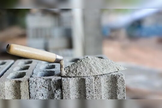 घर खरेदी करणं महागणार? भारतात वाढले सिमेंटचे 'भाव'