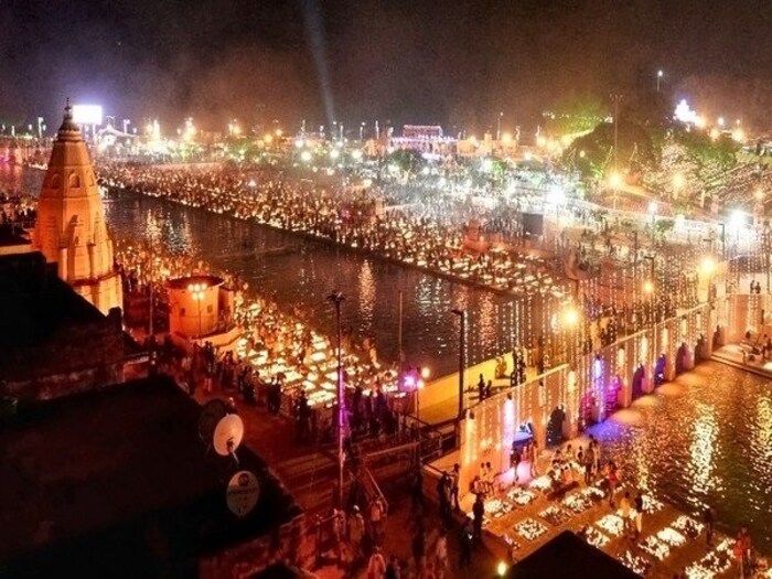 अयोध्येला पोहोचल्यानंतर पंतप्रधान नरेंद्र मोदी यांनी रामजन्मभूमीवर सर्वांसमोर रामलल्लाची पूजा केली. (फोटो-ट्विटर)