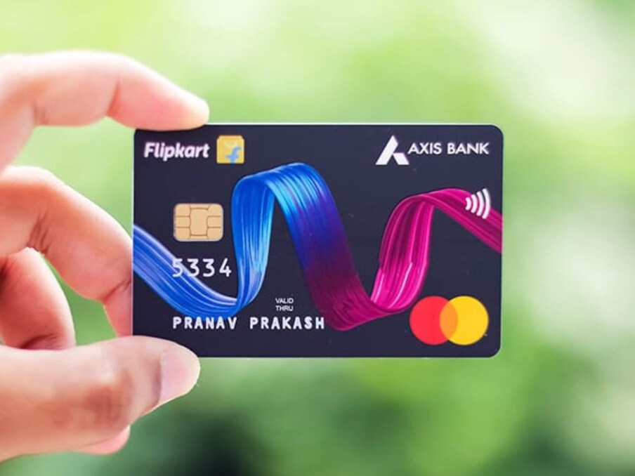 Flipkart Axis Bank क्रेडिट कार्ड ग्राहकांना वर्षभरात 4 वेळा मोफत डोमेस्टिक एअरपोर्ट लाउंजमध्ये प्रवेश मिळतो. या कार्डचे वार्षिक शुल्क 500 रुपये आहे.