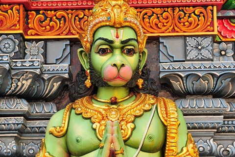 भूत-आत्मा आणि नकारात्मक शक्ती दूर करण्यासाठी हनुमानाचे स्मरण केले जाते. हनुमानाला संकटनिवारक असेही म्हणतात. हनुमानाची कोणत्या रुपातील मूर्ती/फोटो घरात ठेवणे अधिक शुभ असते, जाणून घेऊया.