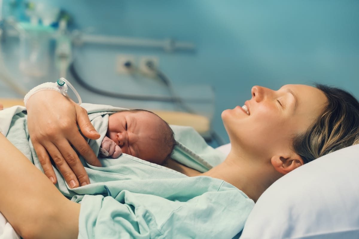 डिलीवरीनंतर होणारे हे त्रास असतात कॉमन; महिलांना माहीत असाव्यात या गोष्टी