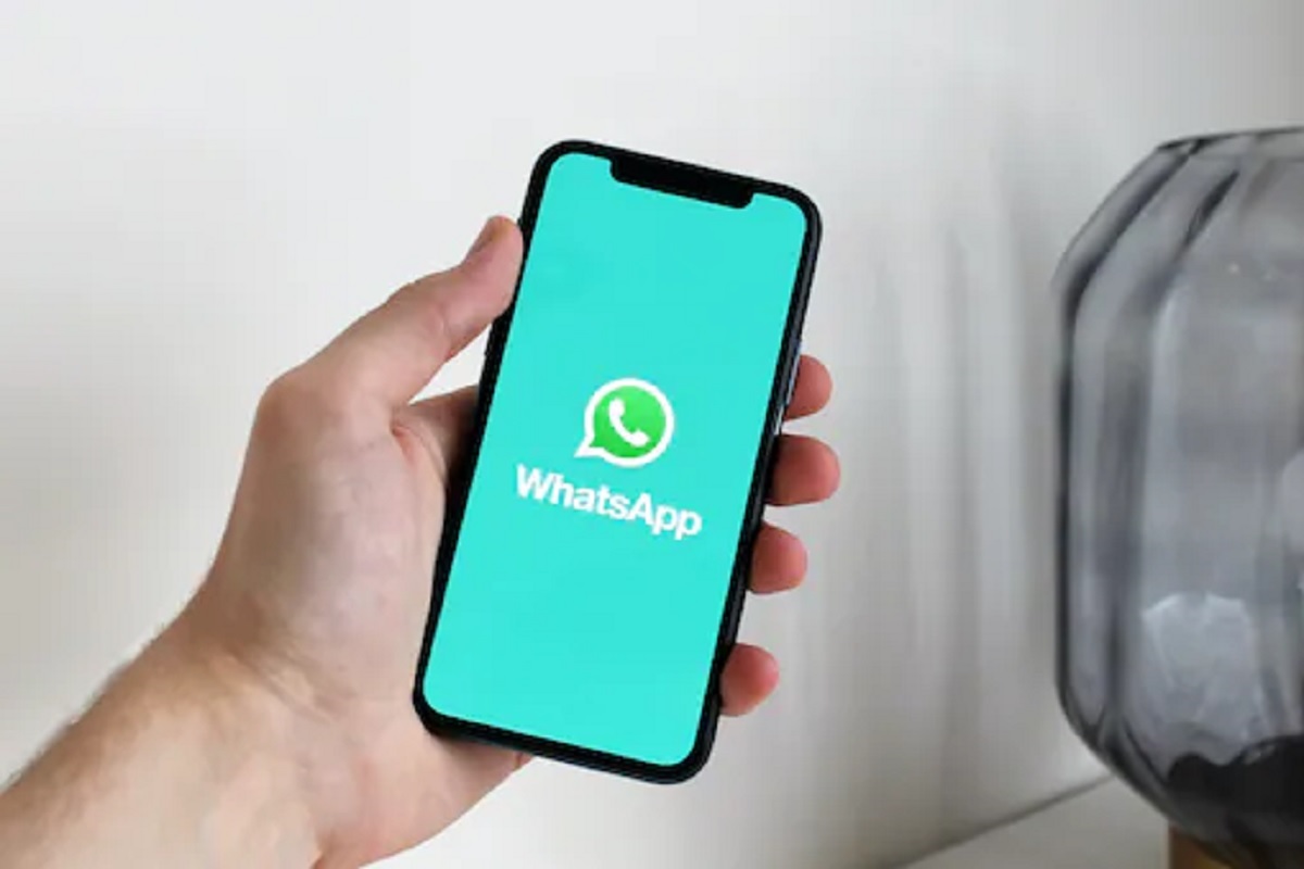 WhatsApp आपल्या डेस्कटॉप बीटा वापरकर्त्यांसाठी एक नवीन इमेज ब्लरिंग टूल आणत आहे. WABetaInfo च्या रिपोर्टनुसार, या नवीन टूलद्वारे यूजर्स चॅटमधील संवेदनशील फोटो किंवा माहिती पाठवण्यापूर्वी ब्लर करू शकतील. याचं नाव ब्लर टूल आहे, आणि ते WhatsApp डेस्कटॉप बीटा 2.2241.2 साठी आहे.