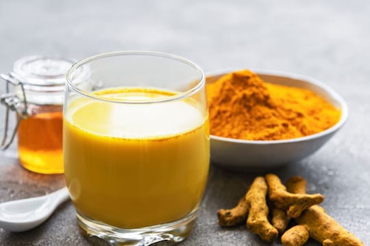 मधुमेह असेल तर दुधात हळद आणि या 2 गोष्टी घालून प्या, फरक तुम्हाला दिसून येईल