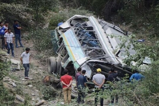 लग्नाला चालेल्या वऱ्हाडाची बस दरीत कोसळली, 25 जणांचा मृत्यू