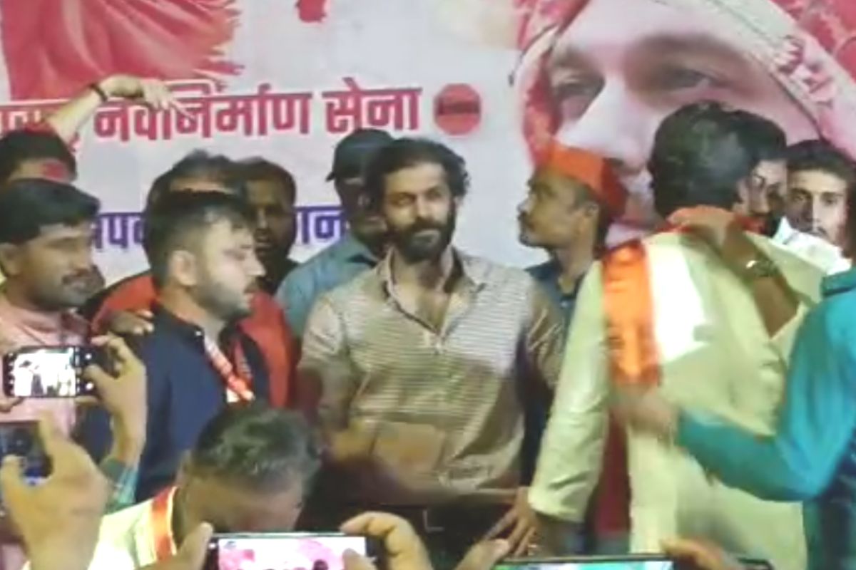 अज्ञात चोरटे कार्यकर्त्यांमध्ये घुसले यात मनसेचे जिल्हाध्यक्ष राजेंद्र मोटे यांचा 45 हजार रुपयांचा मोबाईल लंपास केला.