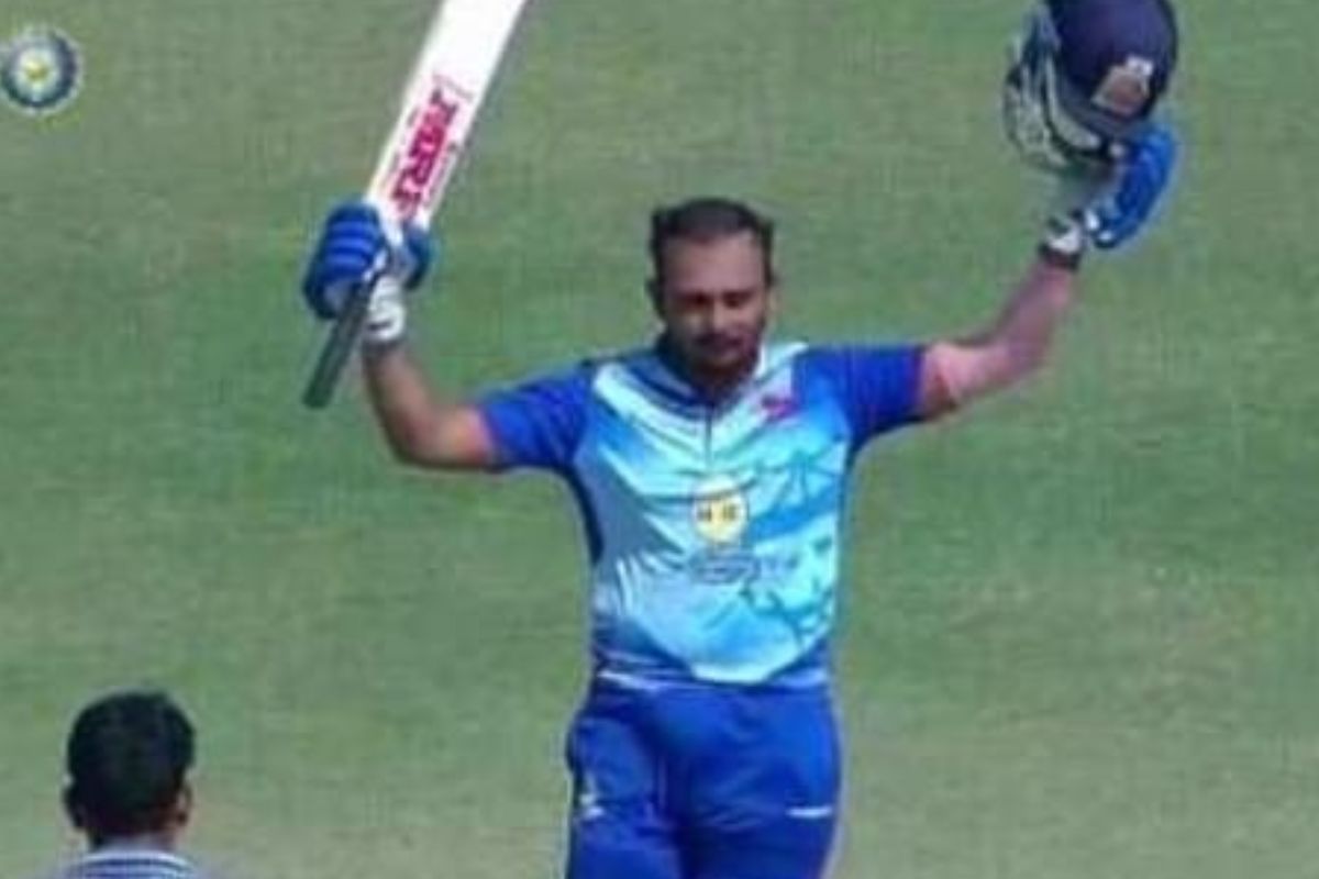 मुंबई टीमकडून खेळताना पृथ्वीने आसामविरुद्ध फक्त 46 बॉलमध्ये सेंच्युरी ठोकली. त्याने 61 बॉलमध्ये 134 रन्स काढल्या.