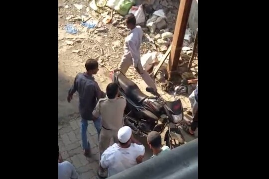  लहान मुलाशी बोलत असल्याच्या संशयावरून एका तरुणाला बेदम मारहाण करण्यात आली.