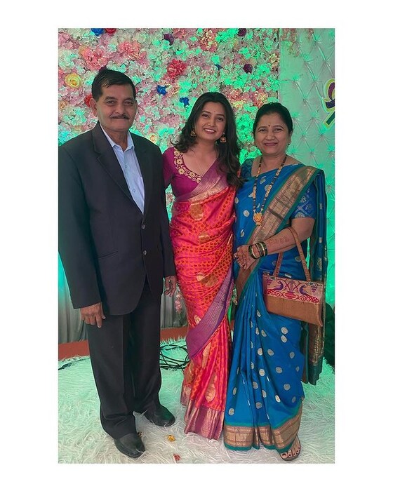 अनेक दिवस सिनेमा आणि कार्यक्रमाच्या शुटींगमुळे प्राजक्ता घरापासून दूर आहे. दिवाळीच्या निमित्तानं प्राजक्तानं घरच्यांची भेट घेत कुटुंबासमवेत दिवाळी साजरी केलीय. 