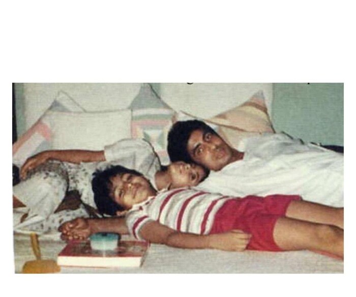 श्वेताने आज तिचा आणि अभिनेता अभिषेक बच्चन यांच्यासोबत अमिताभ यांचा कधीही न पहिलेला फोटो शेअर केला आहे. तिच्या या फोटोंवर आज बिग बींचे चाहते शुभेच्छांचा वर्षाव करत आहेत. 