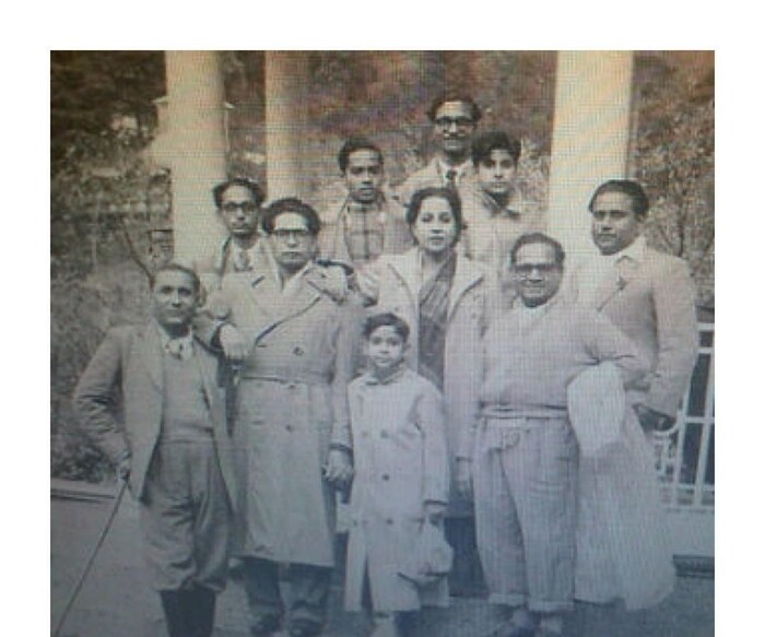  तिने अमिताभ बच्चन यांचे आई-वडील हरिवंशराय बच्चन आणि तेजी बच्चन यांच्यासोबतचा बालपणीचा फोटोही शेअर केला आहे.