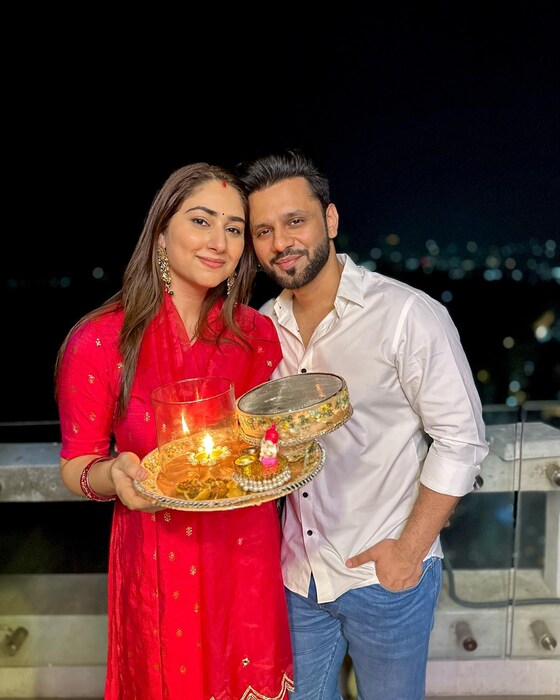 अभिनेत्री दिशा परमार आणि गायक राहुल वैद्य यांचाही हा पहिलाच सण आहे. दिशानं तिच्या इंस्टाग्रामवर राहुलसोबत फोटो शेअर केलेले पहायला मिळाले. दोघेही फोटोमध्ये कपल गोल्स देताना दिसत आहे. 