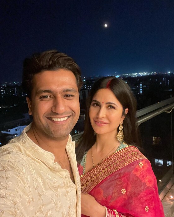 बॉलिवूड अभिनेत्री कतरिना कैफने लग्नानंतरचा पहिला करवा चौथ साजरा केला. या खास दिवशी, अभिनेत्रीने तिच्या इंस्टाग्रामवर खूप गोंडस फोटो शेअर केले आहेत.