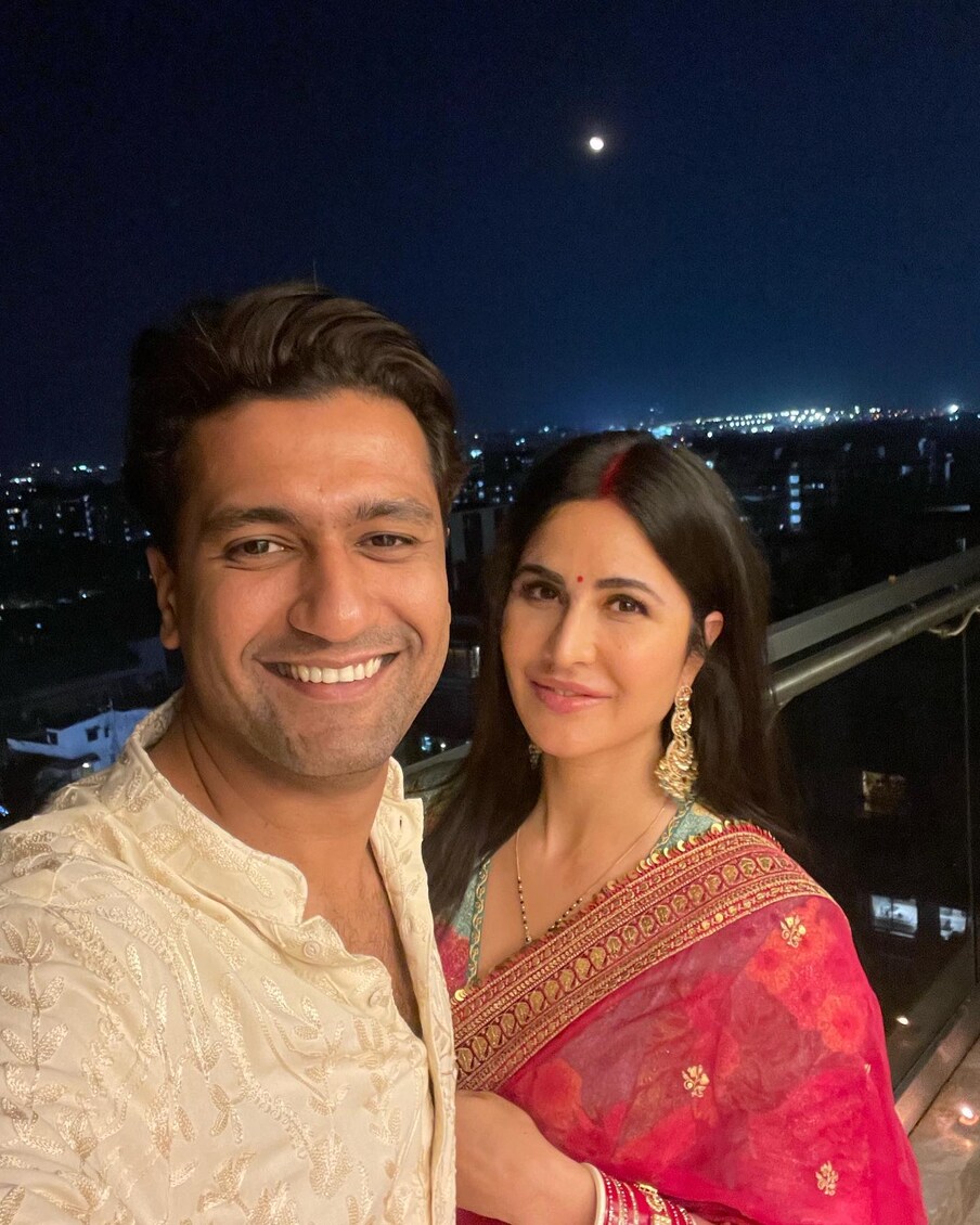 बॉलिवूड अभिनेत्री कतरिना कैफने लग्नानंतरचा पहिला करवा चौथ साजरा केला. या खास दिवशी, अभिनेत्रीने तिच्या इंस्टाग्रामवर खूप गोंडस फोटो शेअर केले आहेत.