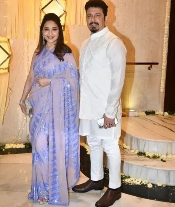 धकधक गर्ल माधुरी दीक्षित पती श्रीराम नेनेंबरोबर पार्टीला पोहोचली होती. माधुरी आणि श्रीराम नेने यांना अनेक दिवसांनी एकत्र स्पॉट करण्यात आलं.