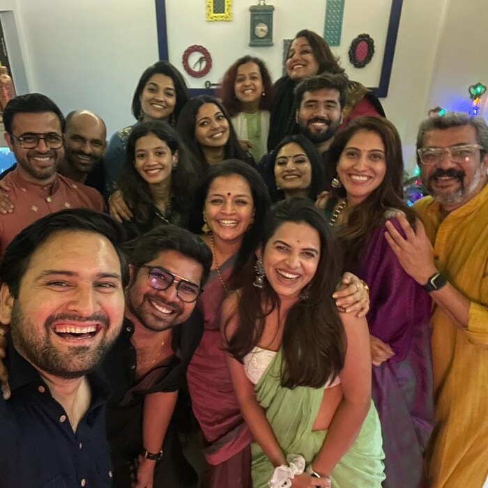 सिद्धार्थ मितालीच्या घरच्या दिवाळी पार्टीचे फोटो सोशल मीडियावर व्हायरल होत आहेत. 