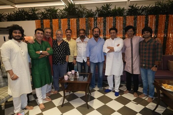  शिवतीर्थावर साकारला गेलेला दिव्य अतिभव्य दीपोत्सव आणि या संकल्पनेच्या उदघाटनाला उपस्थित राहण्याचा संधी मराठी कलाकारांना मिळाली. यावेळी अभिनेते महेश मांजरेकर निर्माते अभिजीत पानसे, सचिन खेडेकर, पुष्कर श्रोत्रीसह अनेक कलाकार मंडळी उपस्थित होते. 