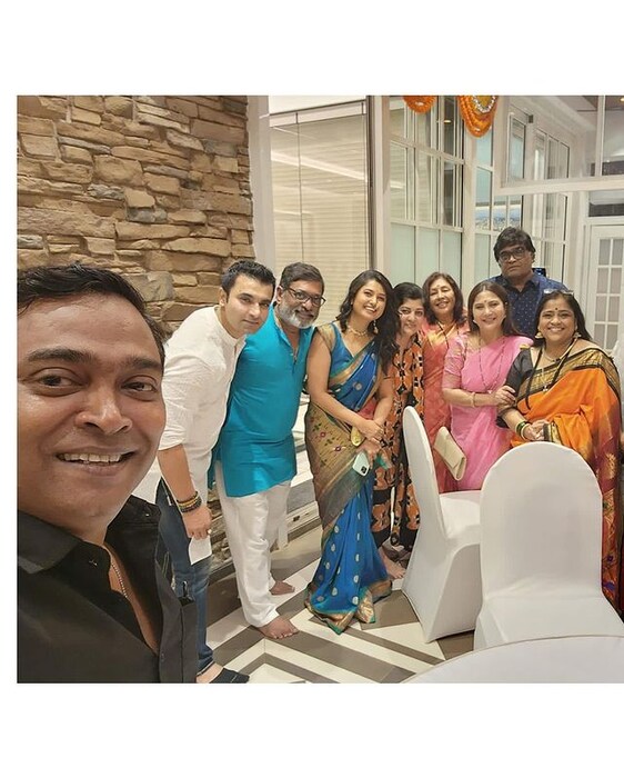 महाराष्ट्राची हास्यजत्राचे कलाकर तसंच ज्येष्ठ अभिनेते अशोक सराफ, वंदना गुप्ते, निवेदिता सराफ हे कलाकारही उपस्थित होते. 