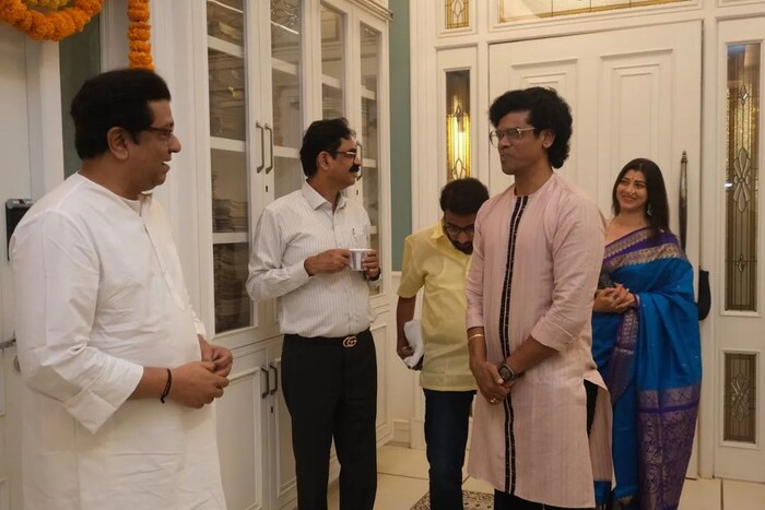 दरम्यान प्राजक्ता माळीनंतर अभिनेता सिद्धार्थ जाधव तसेच अनेक मराठी कलाकारही शिवतीर्थावर दाखल झाले आहेत. 