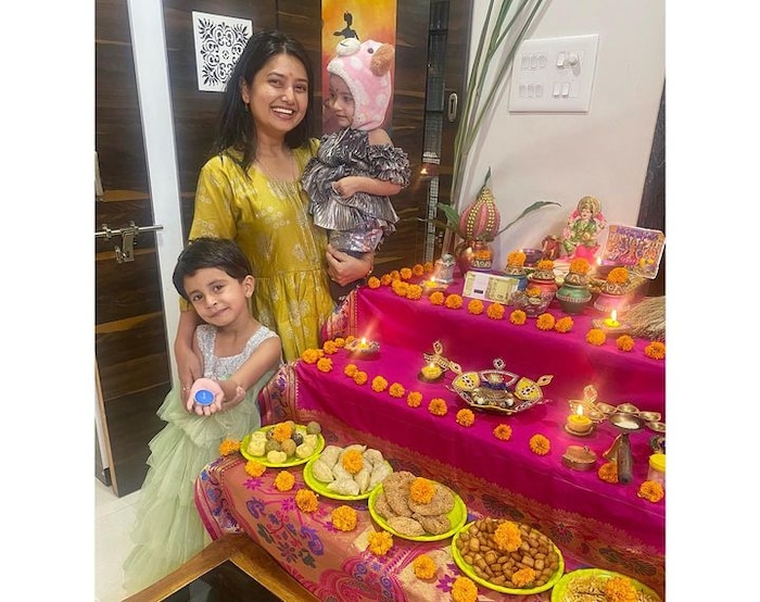 इतकंच नाही तर लाडक्या भाच्यांबरोबर प्राजक्ता मनसोक्त दिवाळी साजरी करत असून खूप धम्माल मजामस्ती करतेय. प्राजक्ताच्या फोटोंना सध्या सोशळ मीडियावर चाहत्यांची पसंती मिळत आहे. 