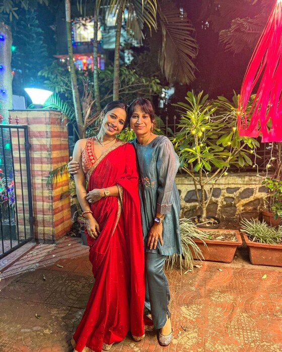 श्रेया तिच्या हटके विनोदी शैलीने कायमच प्रेक्षकांना हसवत आली आहे. अशातच अनेकांच्या ओठांवर हसू उमटवणारी अभिनेत्री, कॉमेडी क्वीन श्रेया बुगडे तिच्या दिवाळी स्पेशल फोटोंनी सध्या चर्चेत आली आहे. 
