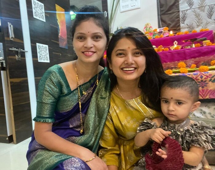 आई-वडील, भाऊ-वहिनी आणि प्राजक्ताच्या दोन्ही लाडक्या भाच्यांबरोबरचे फोटो प्राजक्तानं शेअर केले आहेत. 