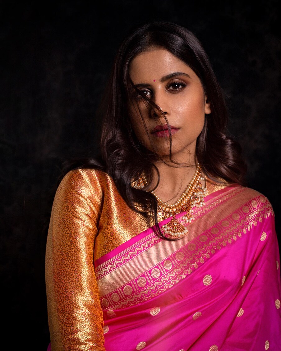 'शुक्राची चांदणी, आता नजर लागेल, हास्य टॅानिक, खूपच छान', अशा भरभरुन कमेंट सईच्या या पोस्टवर येत आहे. 