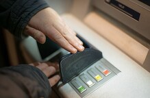 खात्यातून पैसे गेले पण ATM मधून आलेच नाहीत; अशावेळी नेमकं काय करायचं? खात्यातून पैसे गेले पण ATM मधून आलेच नाहीत; अशावेळी नेमकं काय करायचं?
