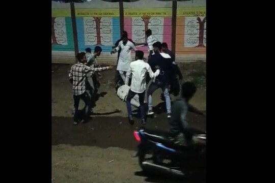 औरंगाबादमध्ये पुन्हा टोळक्याचा धुडगूस, फटाके फोडण्यावरून तरुणाला लाथा-बुक्क्यांनी मारहाण, VIDEO