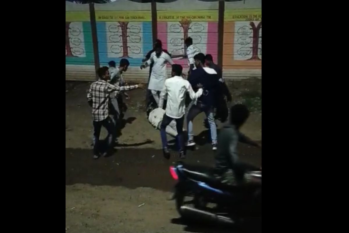 औरंगाबादमध्ये पुन्हा टोळक्याचा धुडगूस, फटाके फोडण्यावरून तरुणाला लाथा-बुक्क्यांनी मारहाण, VIDEO